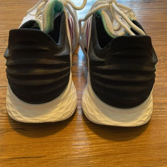 New Balance gym shoes size 8 - Picture 4 of 7